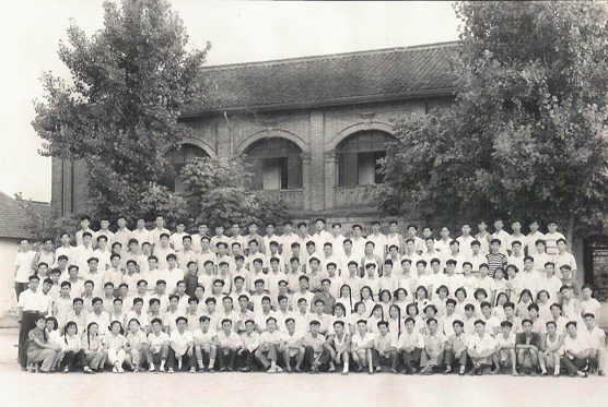 1942年 学校在立蝗县(今金寨县)重建，改名为安徽省立立煌高级商业职业学校